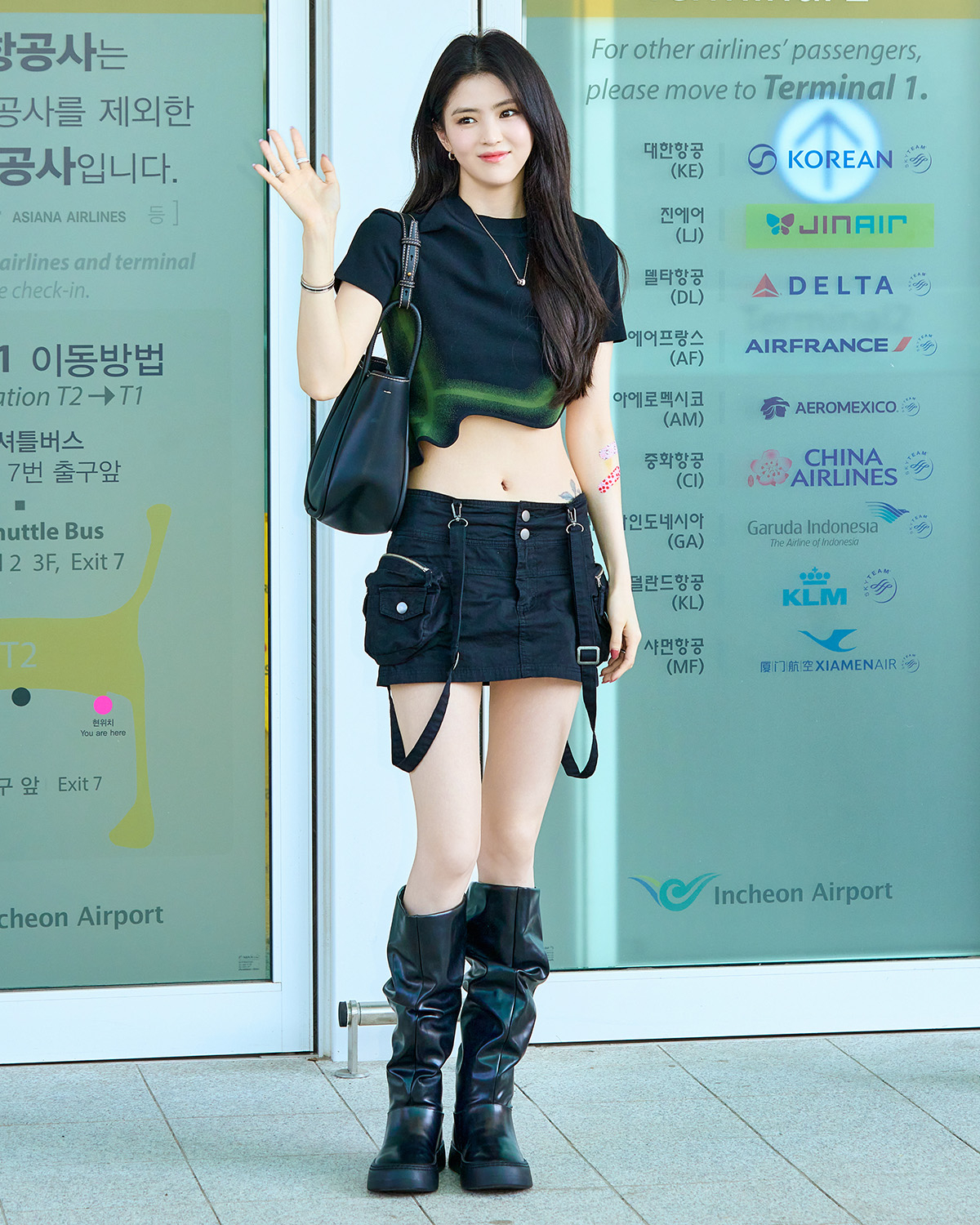 韓韶禧穿 CHARLES & KEITH x PH5 聯名系列短版上衣，搭配 Lyla 中型托特包