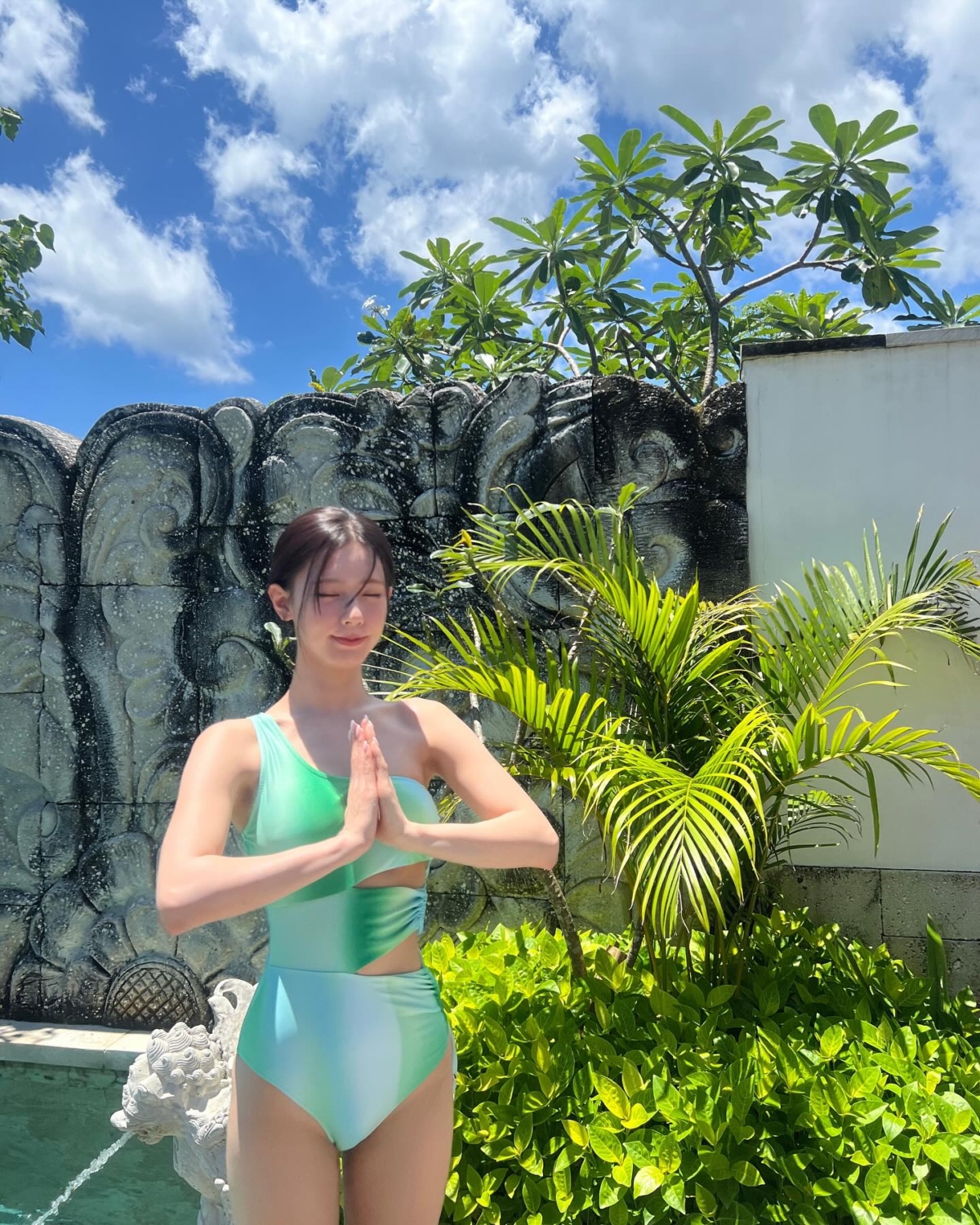 I-DLE 薇娟 穿搭暈染的連身泳裝