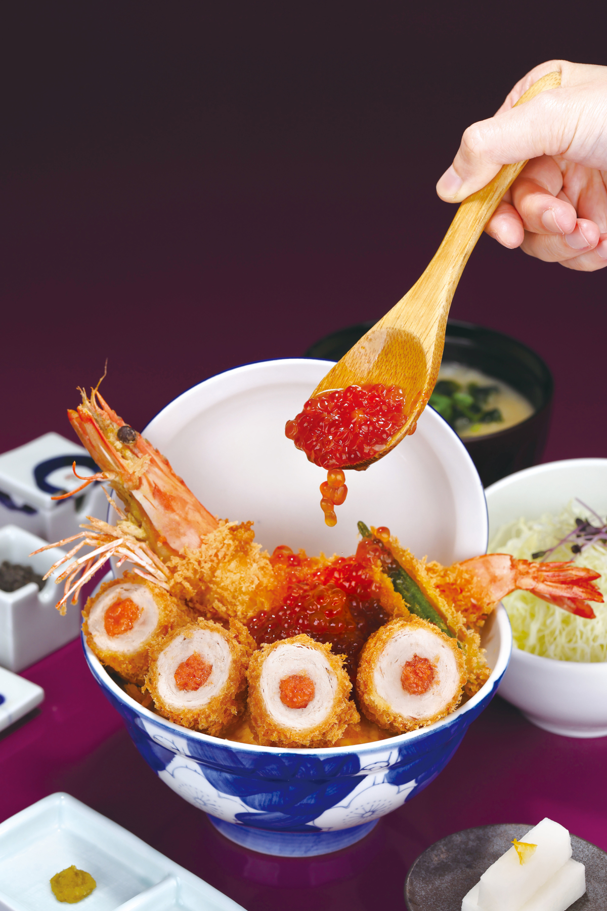 かつ丼屋勝急的台灣限定餐點「海之味盛合豬排丼飯」