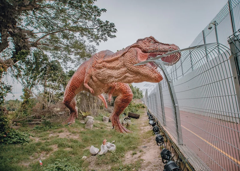全長一公里的戶外步道,沿途展出20多座等比例恐龍模型。