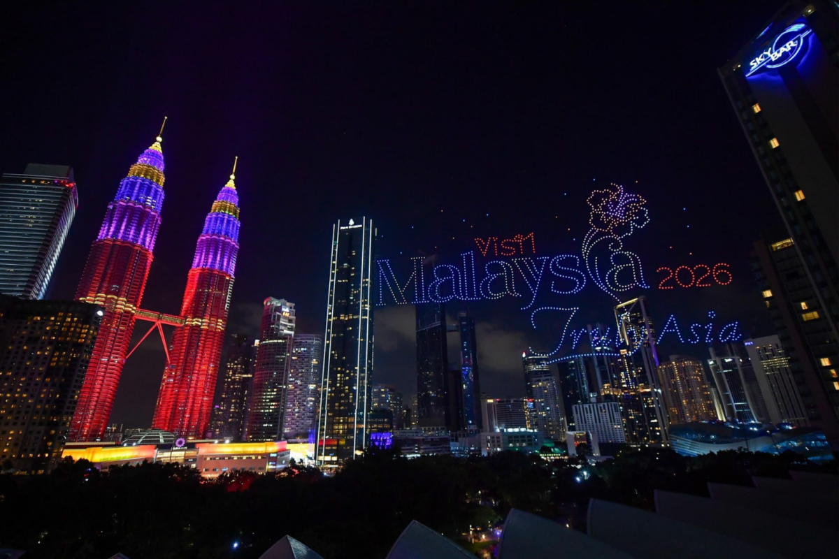 吉隆坡的國油雙峰塔KLCC前的無人機表演