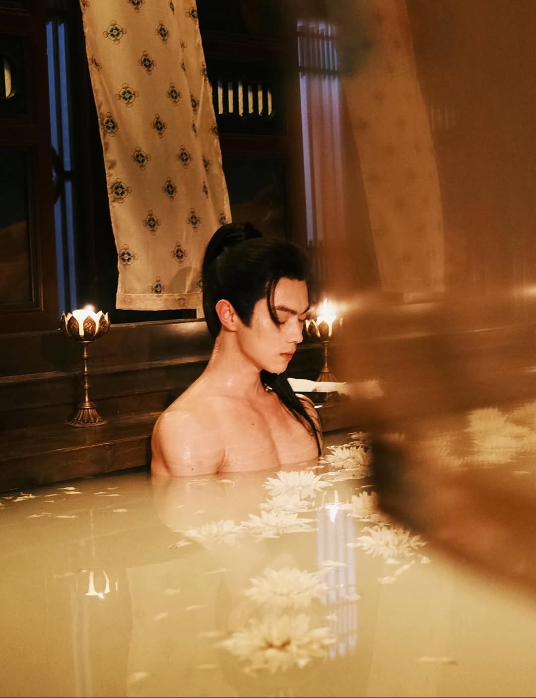 許凱《子夜歸》開播就有兩場入浴戲