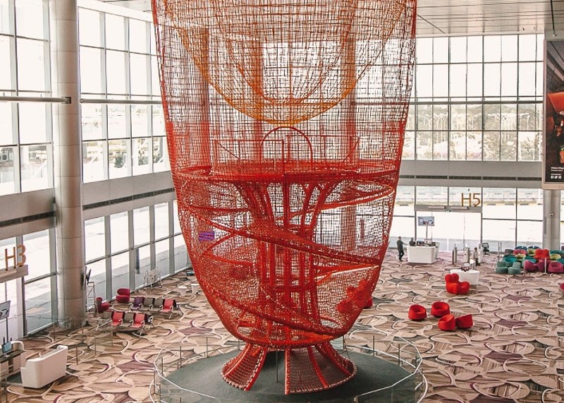 Chandelier是一座高達16公尺的超大型遊樂設施。