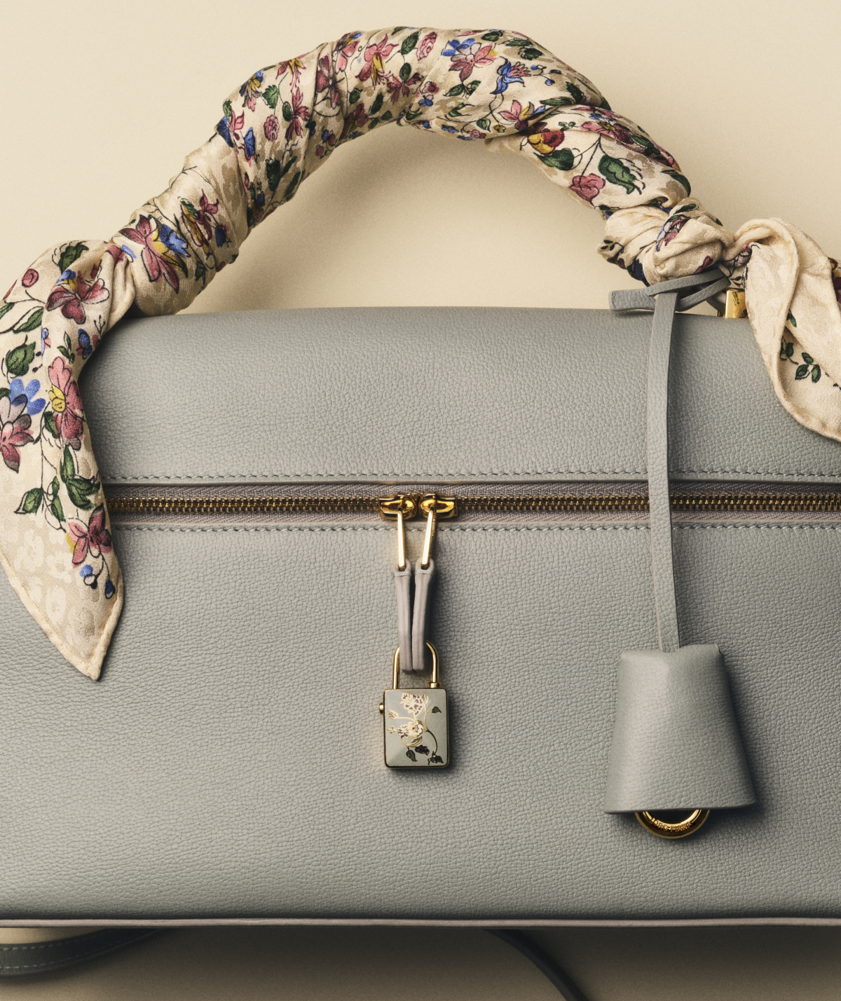 Loro Piana 呈獻 2025 年七夕情人節限量系列形象照