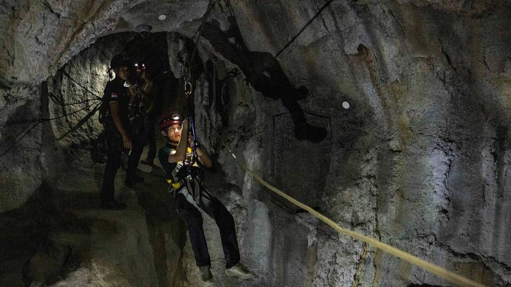 在頭燈的微光照耀下,開啟一場刺激的洞穴冒險!