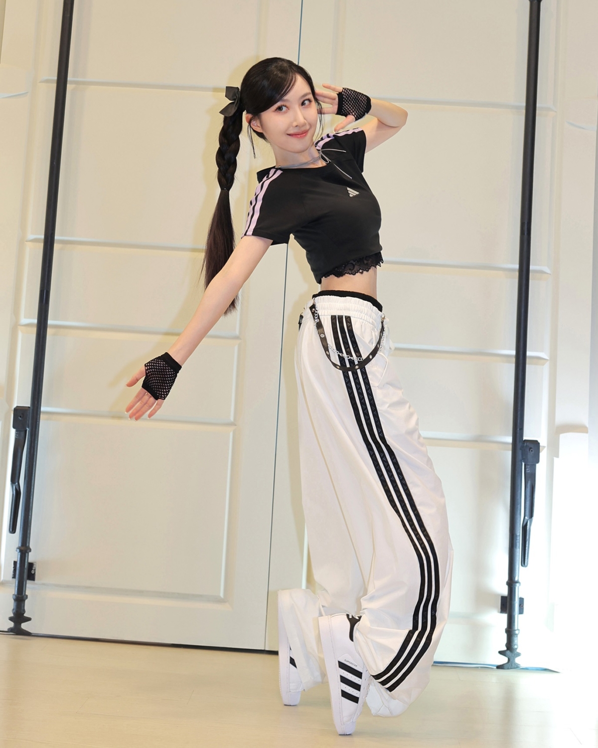 adidas 三線錐形褲(黑/白),NT$2,690