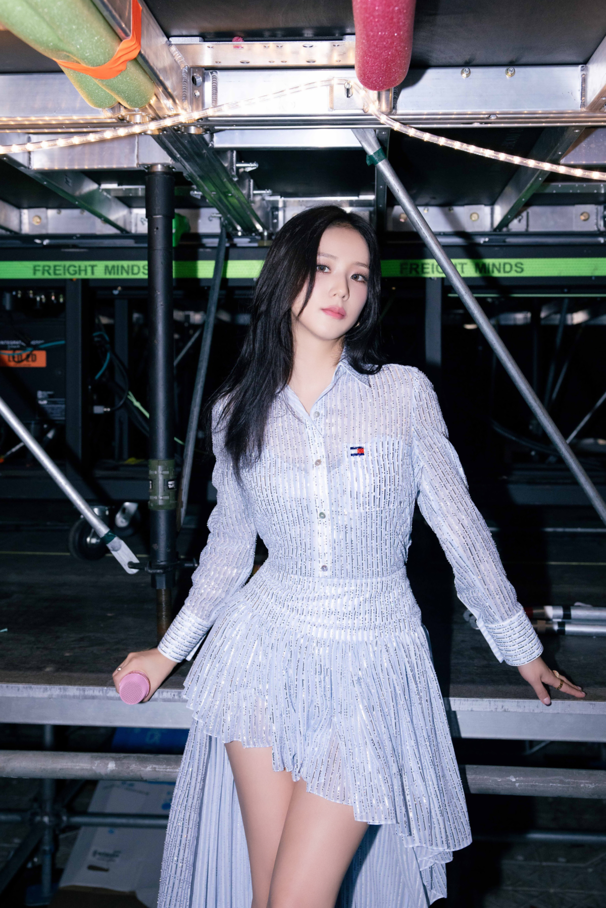 JISOO在BLACKPINK「Deadline」世界巡迴演唱會上穿著 TOMMY HILFIGER 特別訂製的 藍白相間 Ithaca 襯衫裙