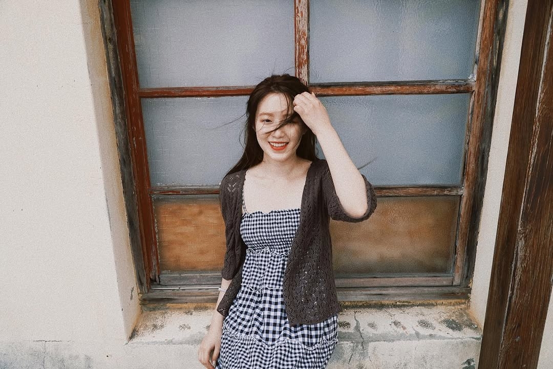 「純欲系穿搭」是一種強調簡單、純粹、優雅且帶有一點性感氛圍的風格。