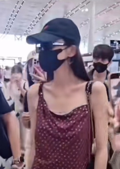 古力娜扎瘦到胸口凹陷。
