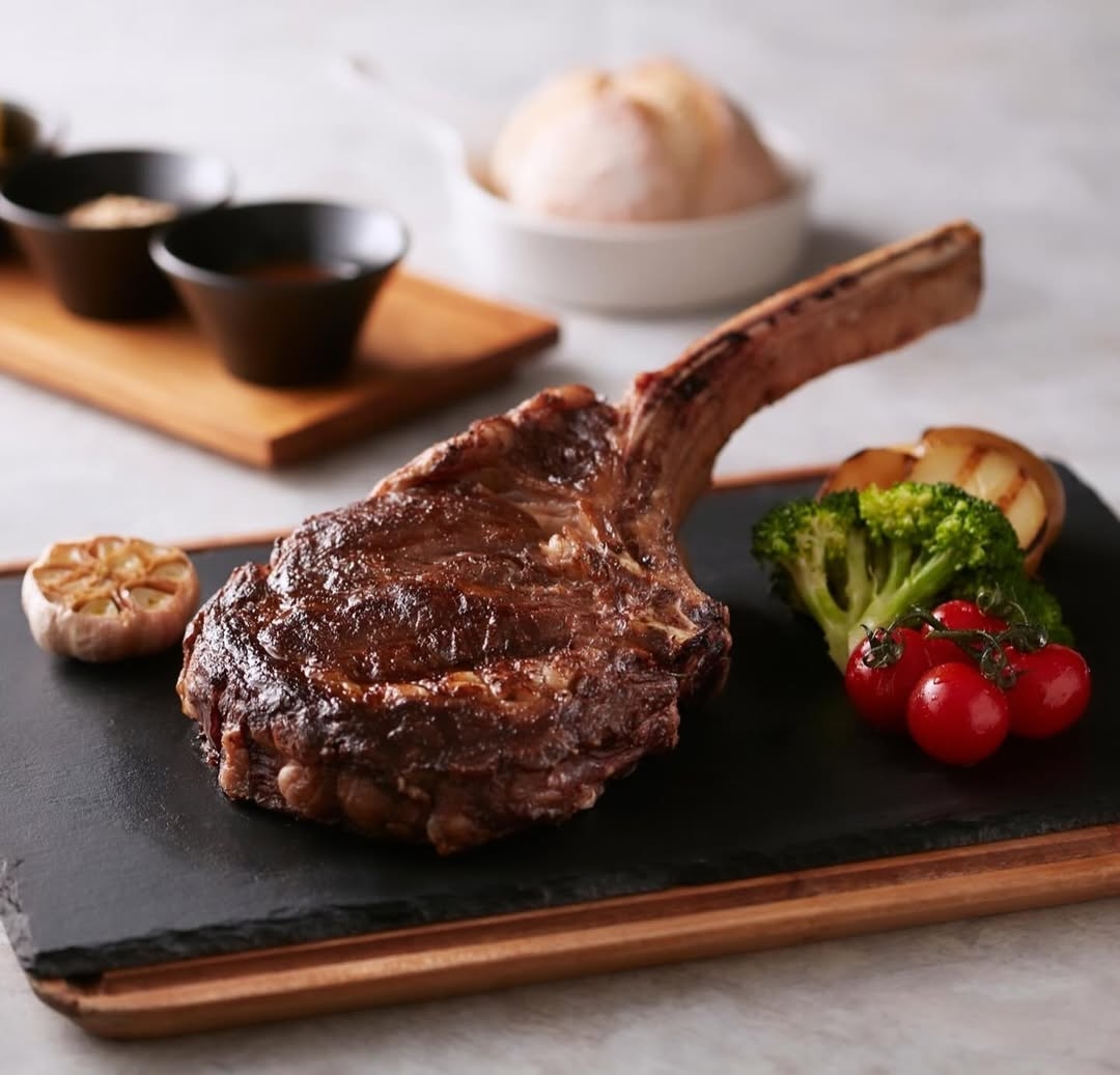 超霸氣的美國精選級戰斧牛排滿足爸爸與全家人的口腹之慾。