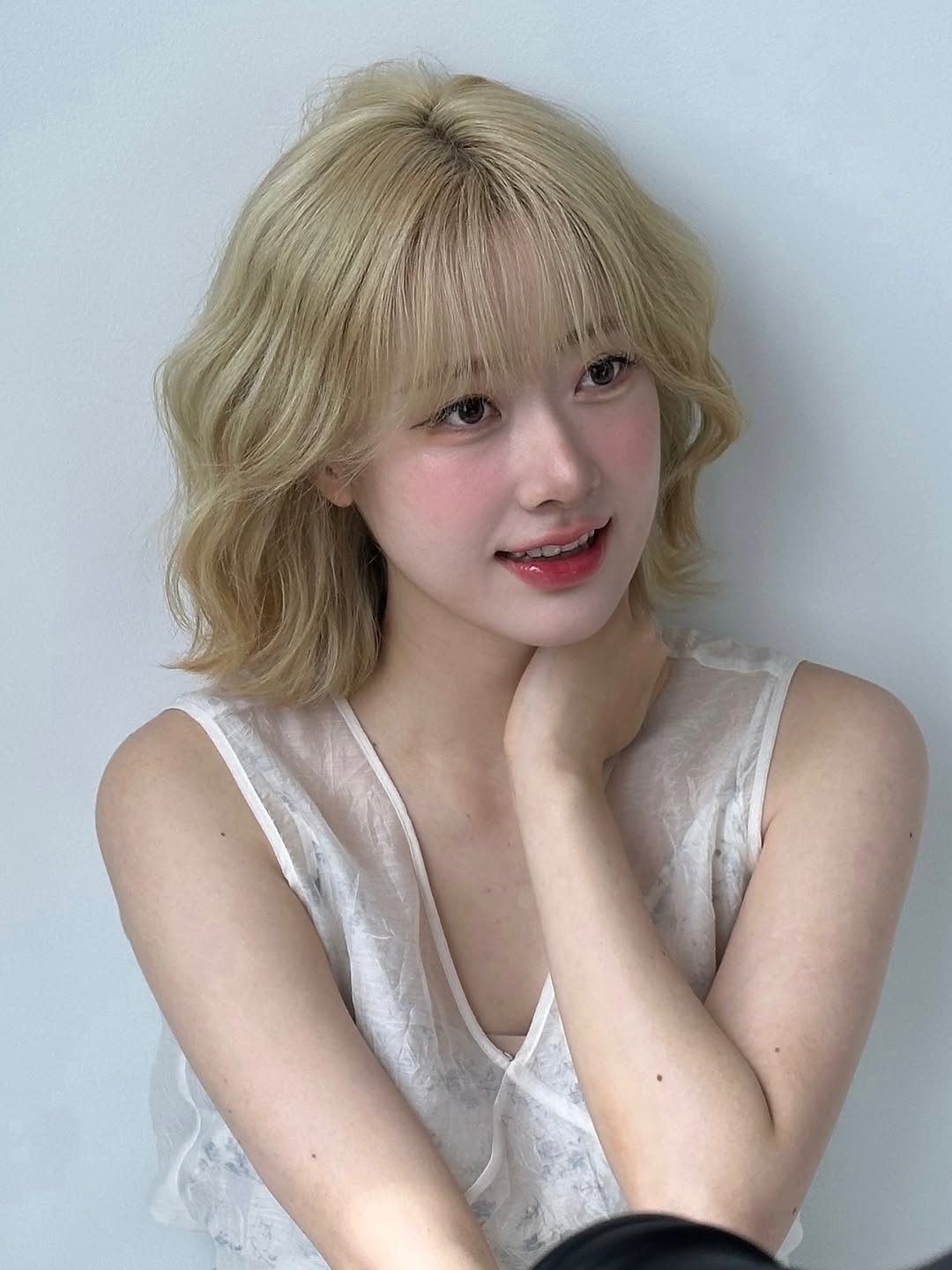 志受金髮新造型