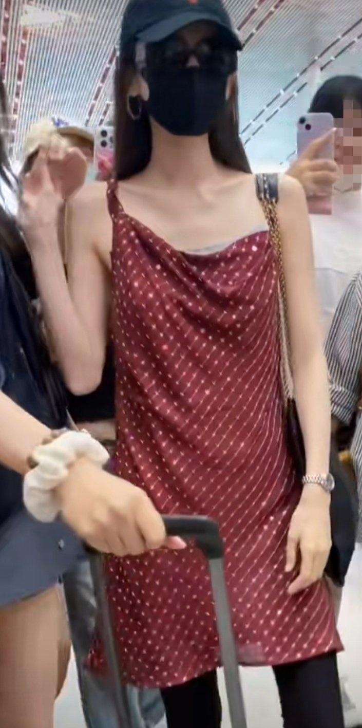 古力娜扎身材和四肢消瘦。