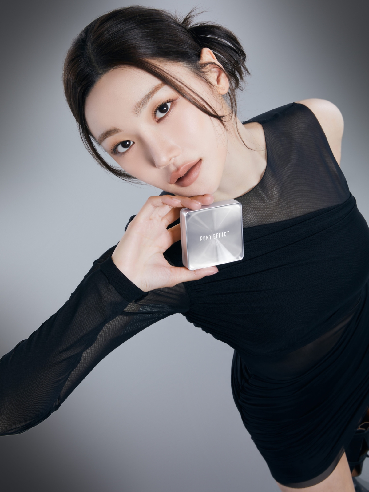 PONY EFFECT 零暗沉特霧持久氣墊 SPF40 PA++152g NT$1,380 主視覺