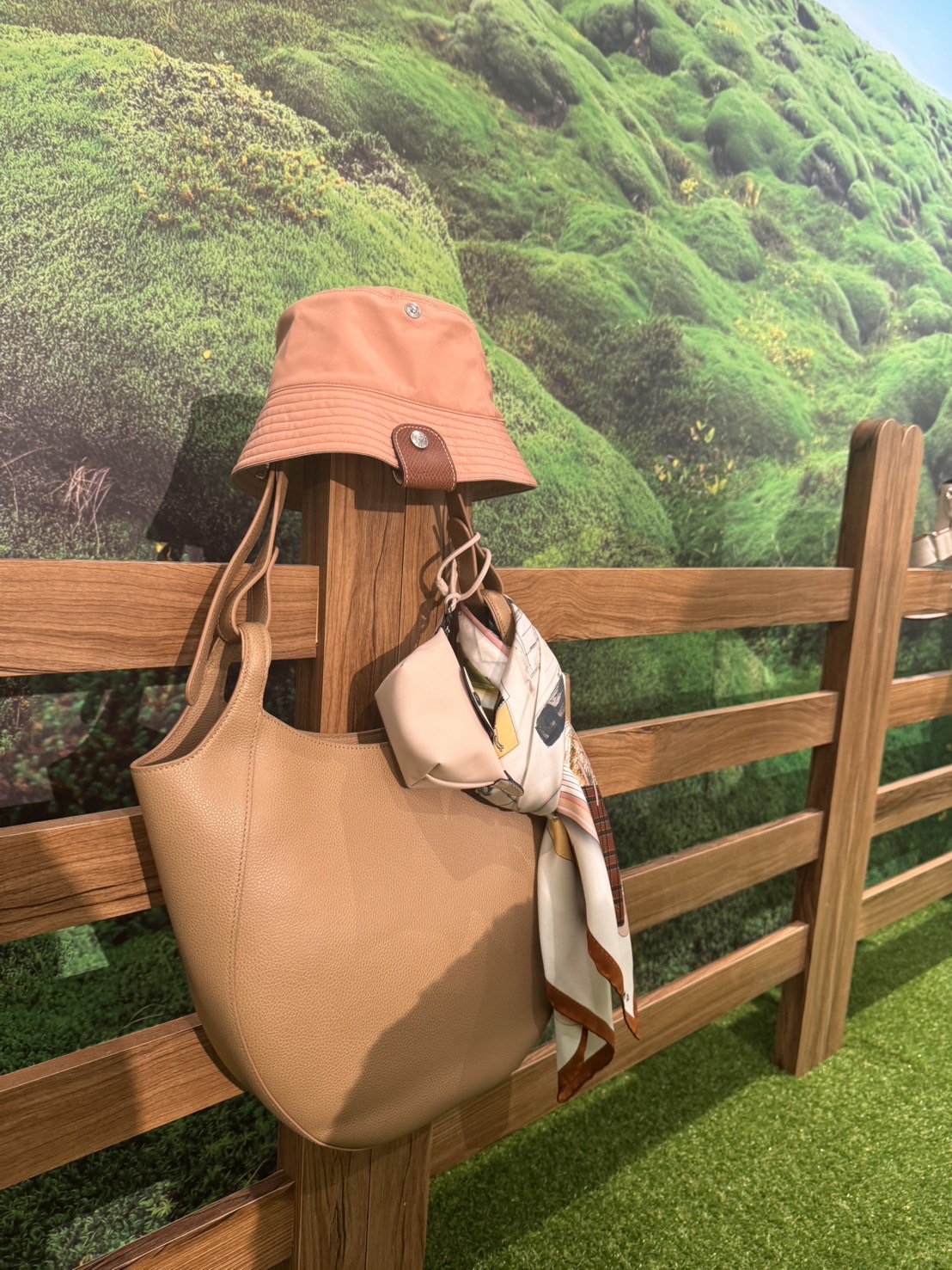 Longchamp 2025 冬季系列是一場從巴黎到倫敦、鄉間到都市的風格探索之旅。