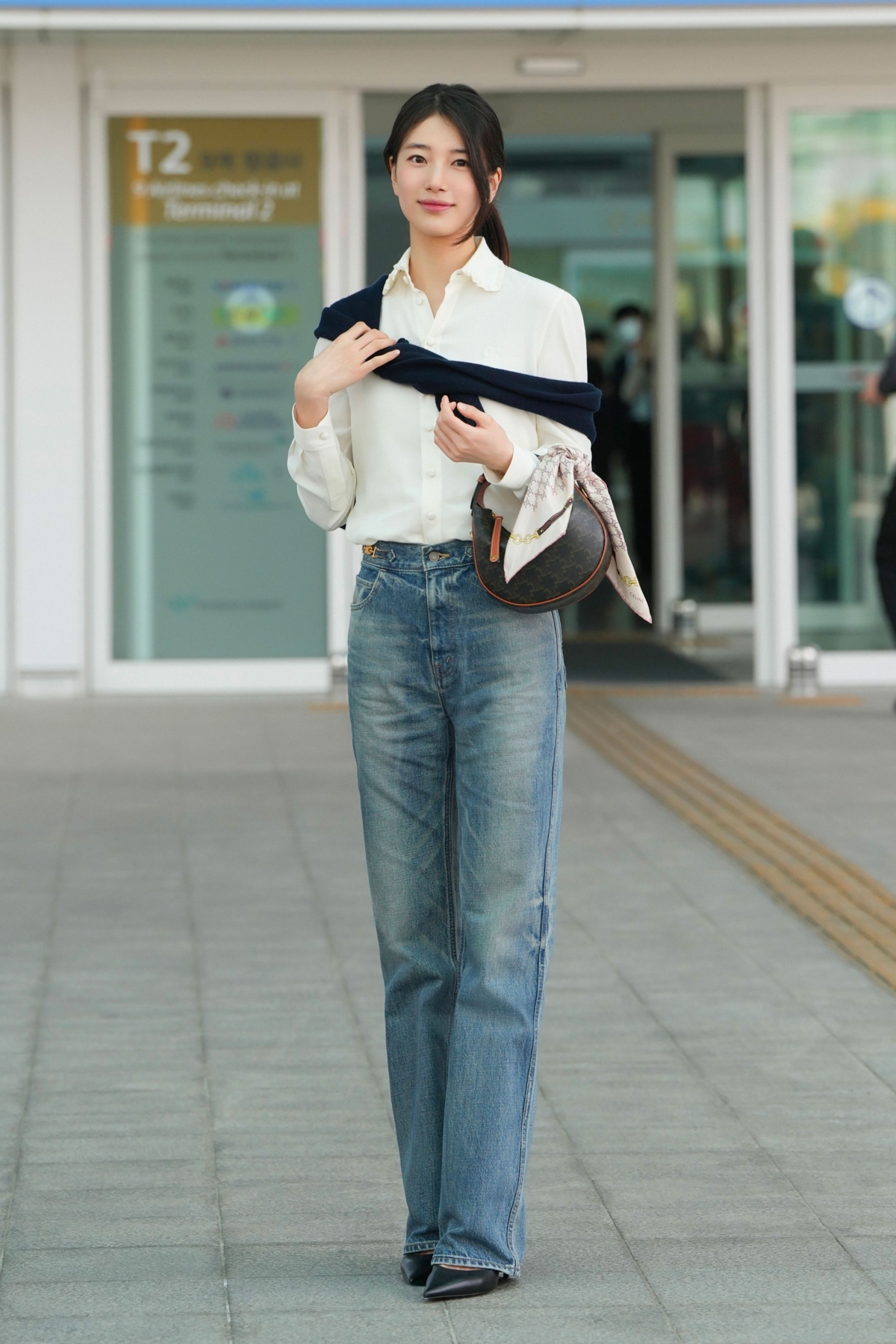 韓國人氣女星秀智以一襲清新簡約的機場穿搭，演繹CELINE全新LULU手袋的優雅魅力
