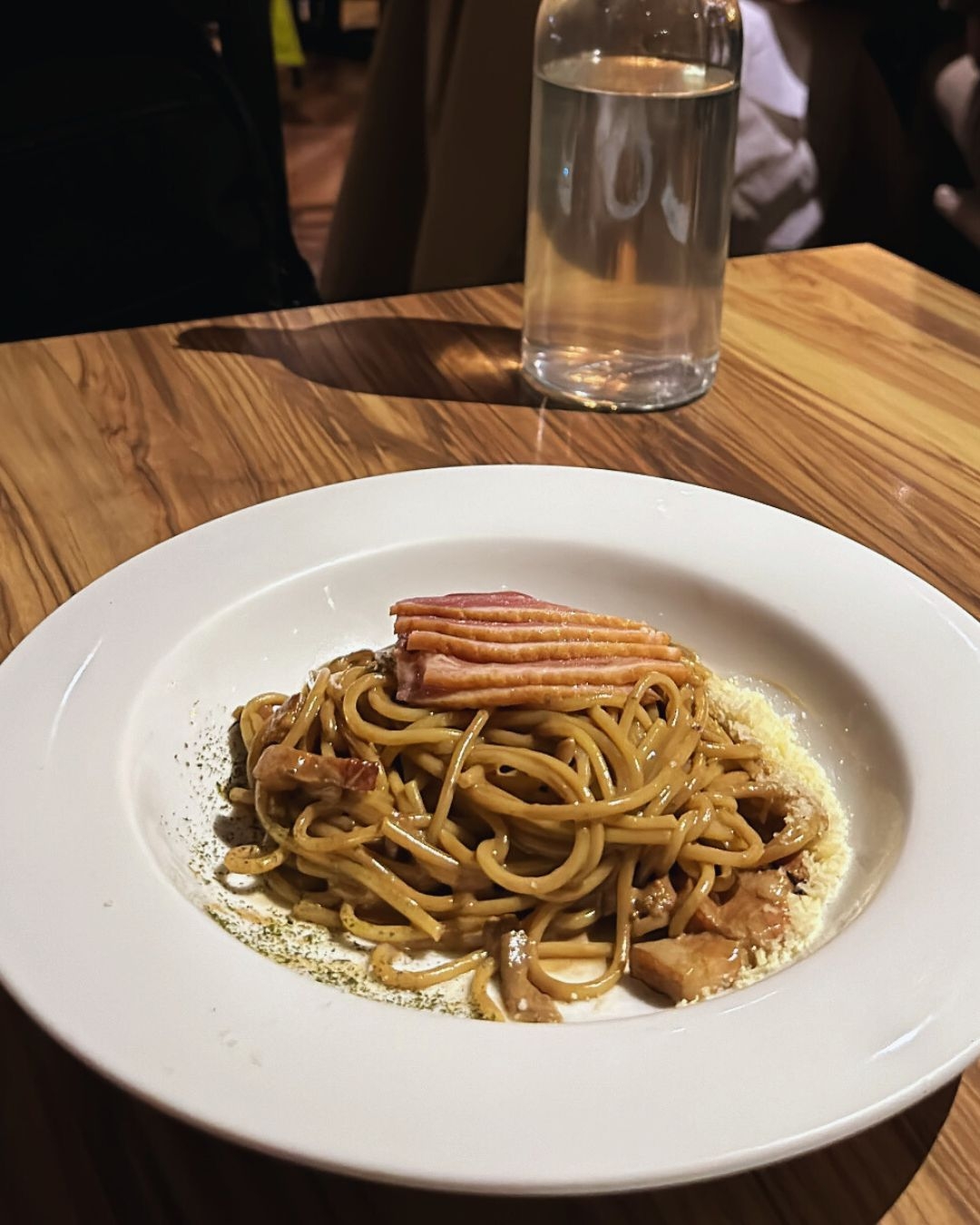 必點「巴薩醋燻鴨胸奶油義大利麵」，濃郁奶醬帶著酸勁很過癮。