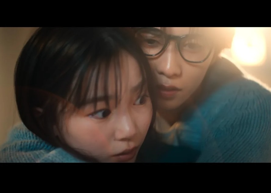 「坂本一至」（至尊淳 飾演）從背後擁抱「西條茜音」（宮崎優 飾演）。