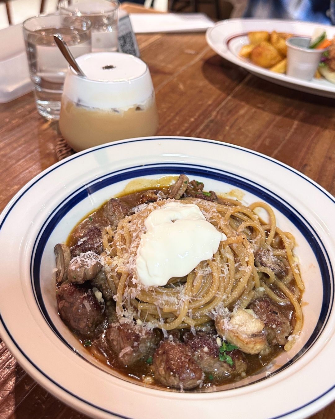 激推「多明格拉斯漢堡排麵」，上面還有乳酪和現刨起司點綴。