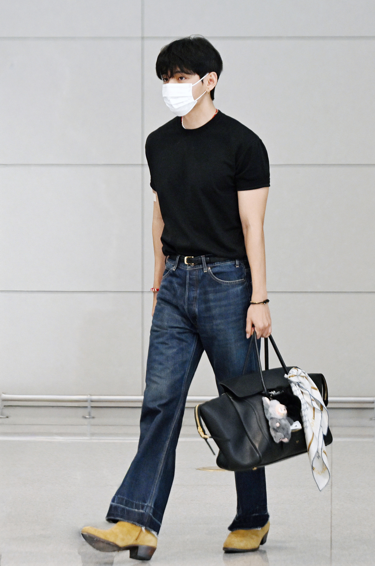 CELINE全球品牌大使V（金泰亨）以絲巾搭配全新SMILING LUGGAGE手袋