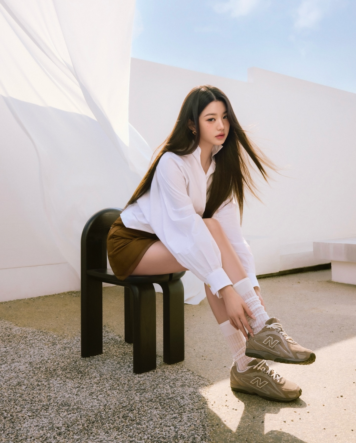 IVE 張員瑛的白襯衫穿搭完美結合甜美與復古魅力