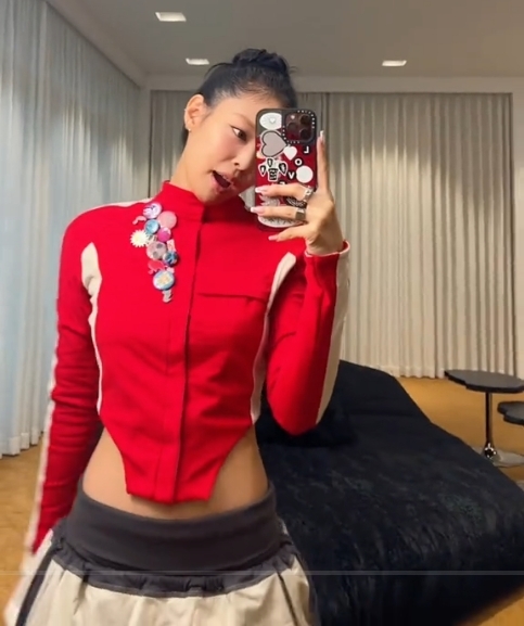 Jennie曬出手機殼