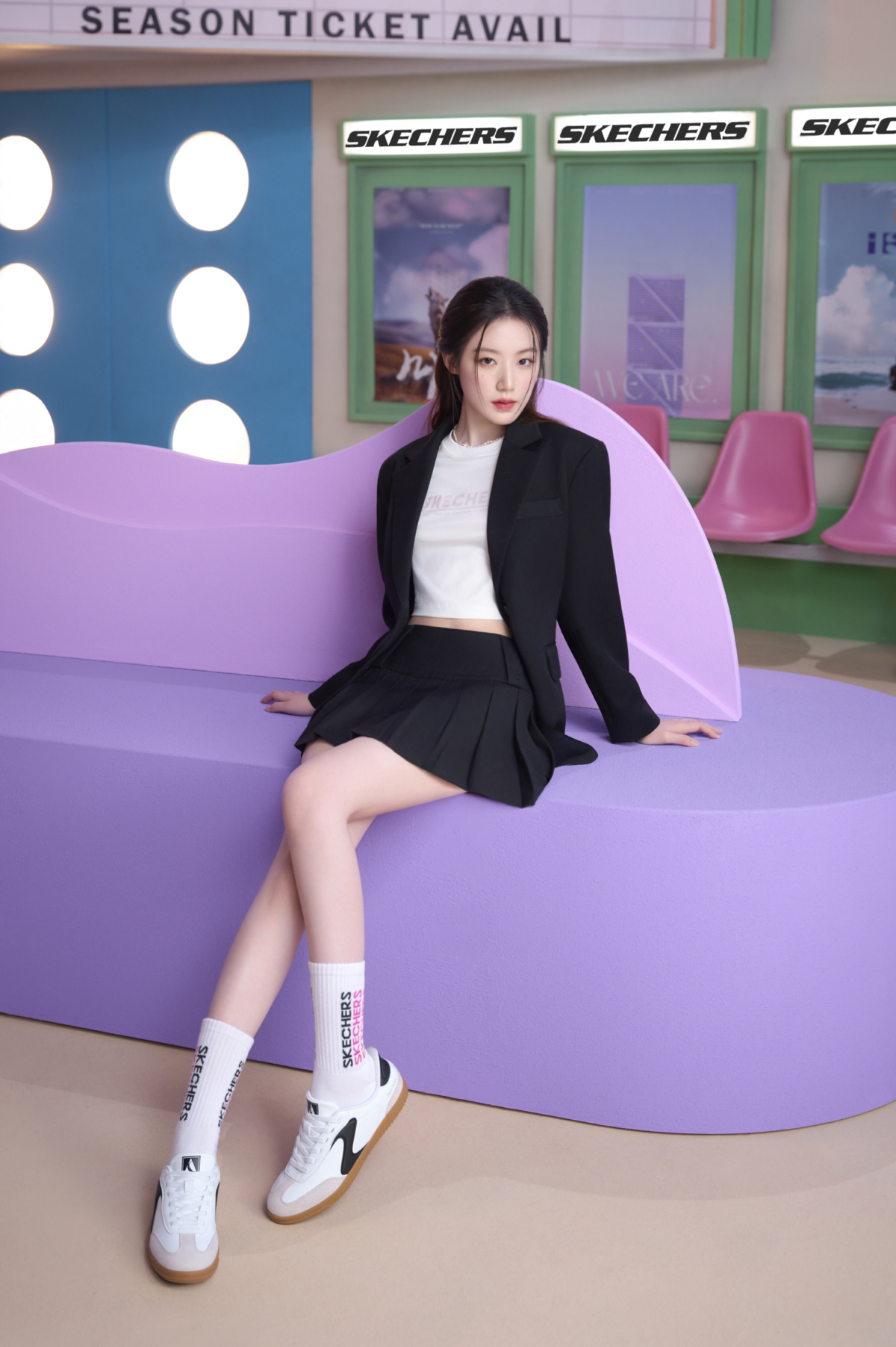 舒華以韓系 K-POP 百褶裙＋率性短版西裝外套搭配SKECHERS HOTSHOT 復古德訓鞋履