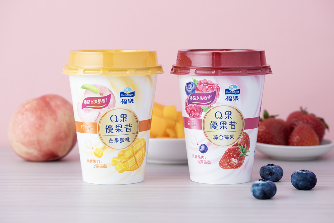 「福樂Q果優果昔」提供兩款人氣口味─芒果蜜桃與綜合莓果，融合水果與優格的奶昔，加上真實果肉和Q彈蒟蒻，療癒口感讓人一喝就愛上。