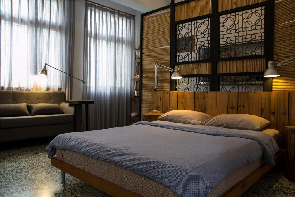 「巷弄X台南」三層閩式老宅保留抿石子地板、紅磚牆與壓花玻璃