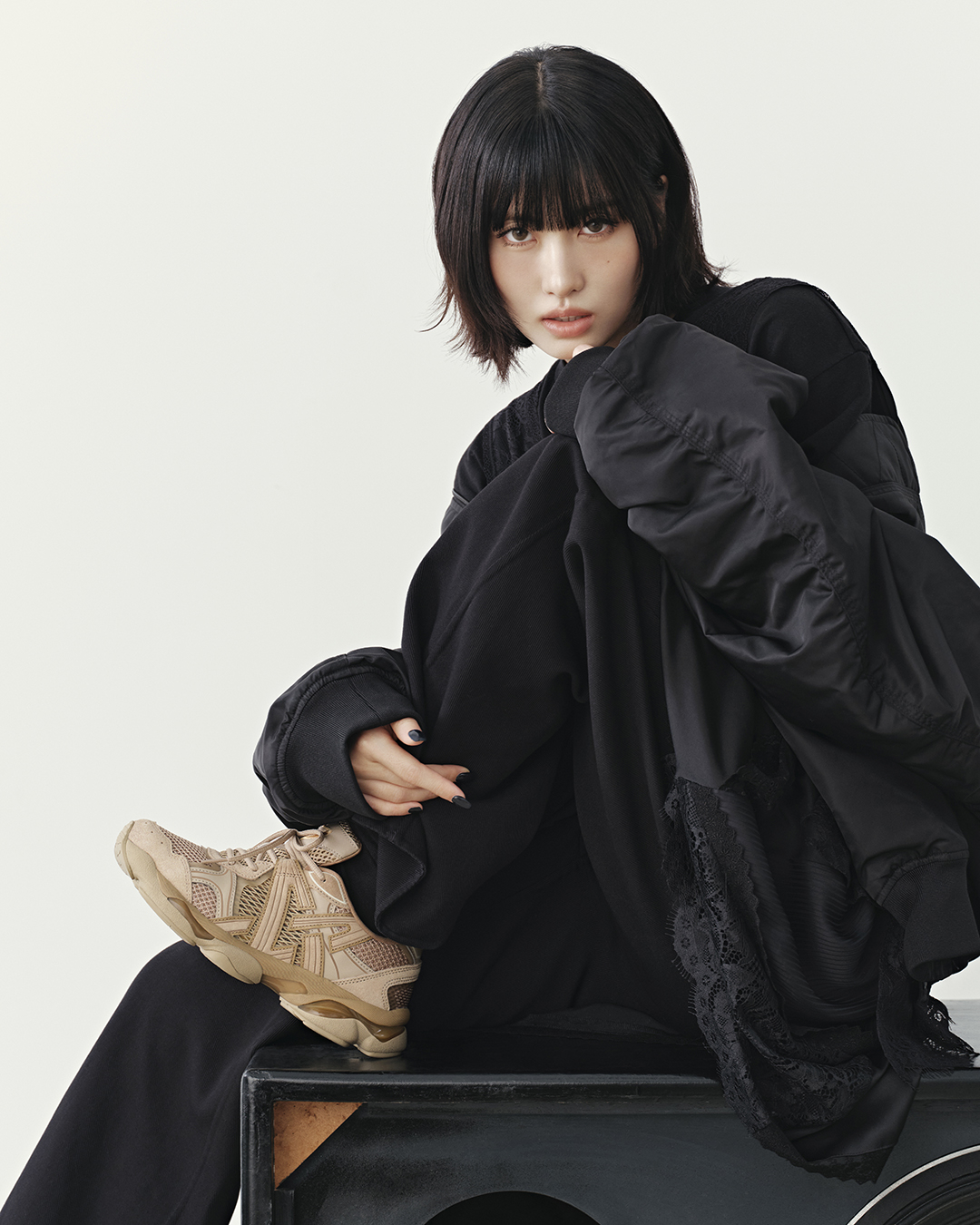 韓國女團TWICE成員MOMO著Onitsuka Tiger鬼塚虎TIGRUN棕色鞋款 率性演繹最新形象