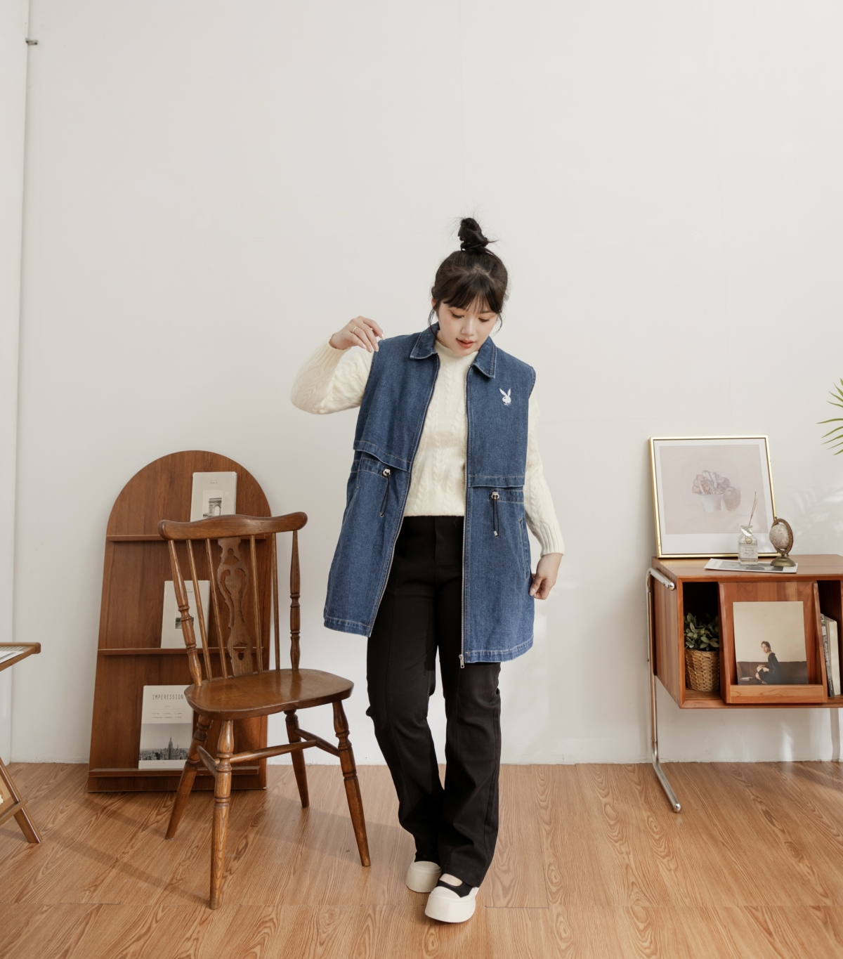 百搭推薦｜立體剪裁丹寧長版背心(752-070) —— 以俐落線條結合金屬扣環設計，為層次穿搭帶來更多變化，無論搭配短袖或長袖上衣都不會出錯！