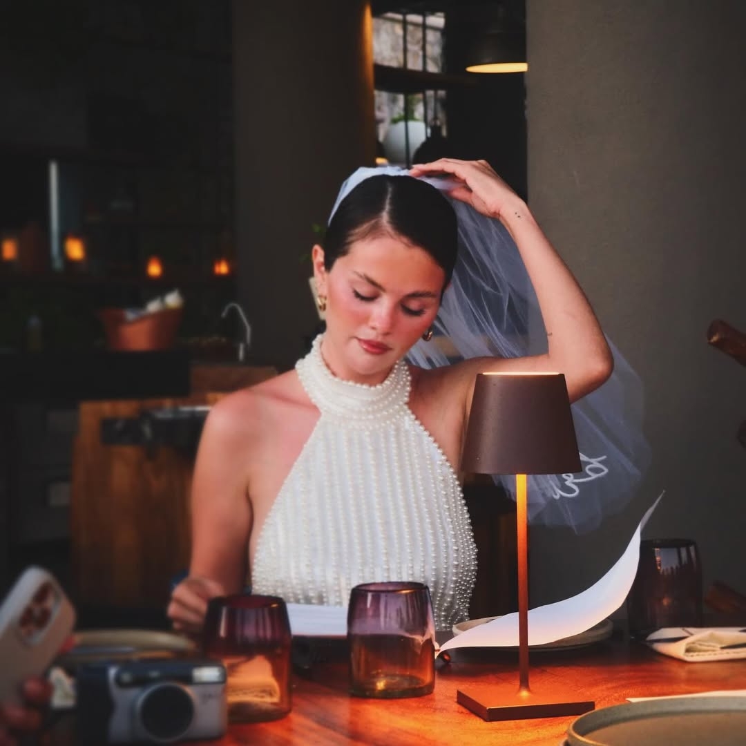 賽琳娜戈梅茲在單身派對穿上珍珠裸背洋裝。