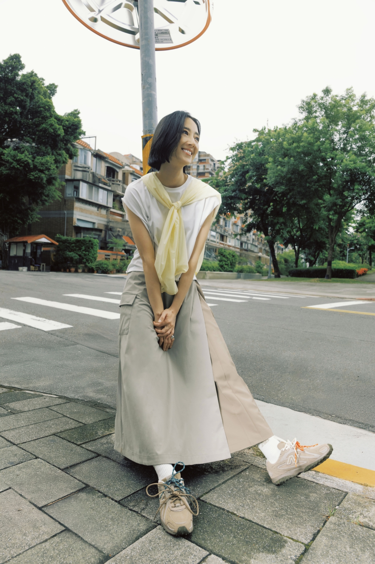 金馬影后桂綸鎂身著輕巧透氣的TDS鵝黃色防風外套，適合層次搭配與日常或戶外活動，清爽明亮間透出高級質感