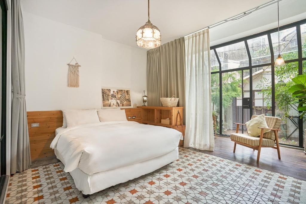 「來了」坐落在赤崁樓附近的「新美街」