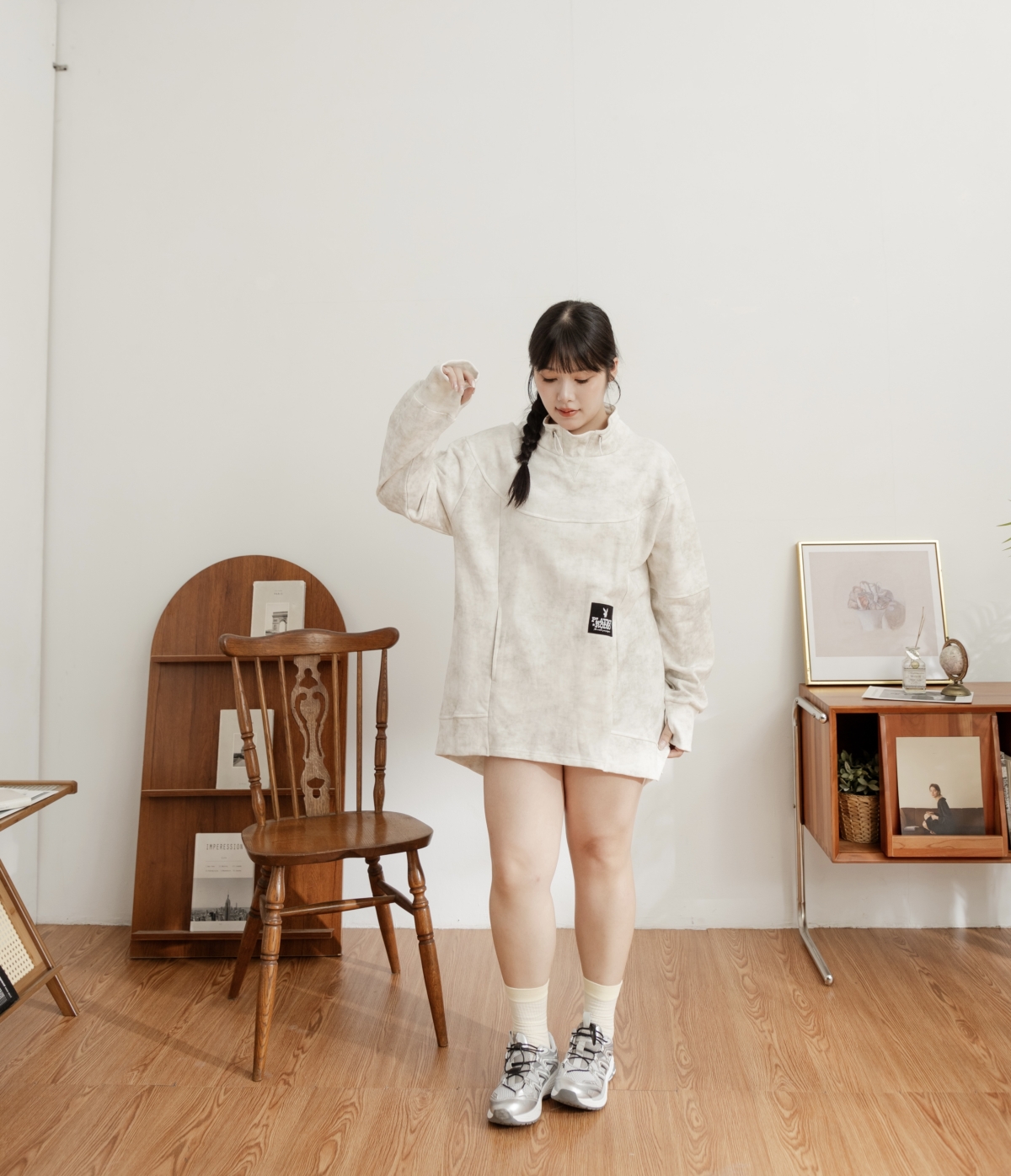 吸睛推薦｜造型領蠟染設計長上衣(752-046) —— 仿舊斑駁處理工藝，打造獨特視覺效果，讓基本款也能穿出亮眼層次。