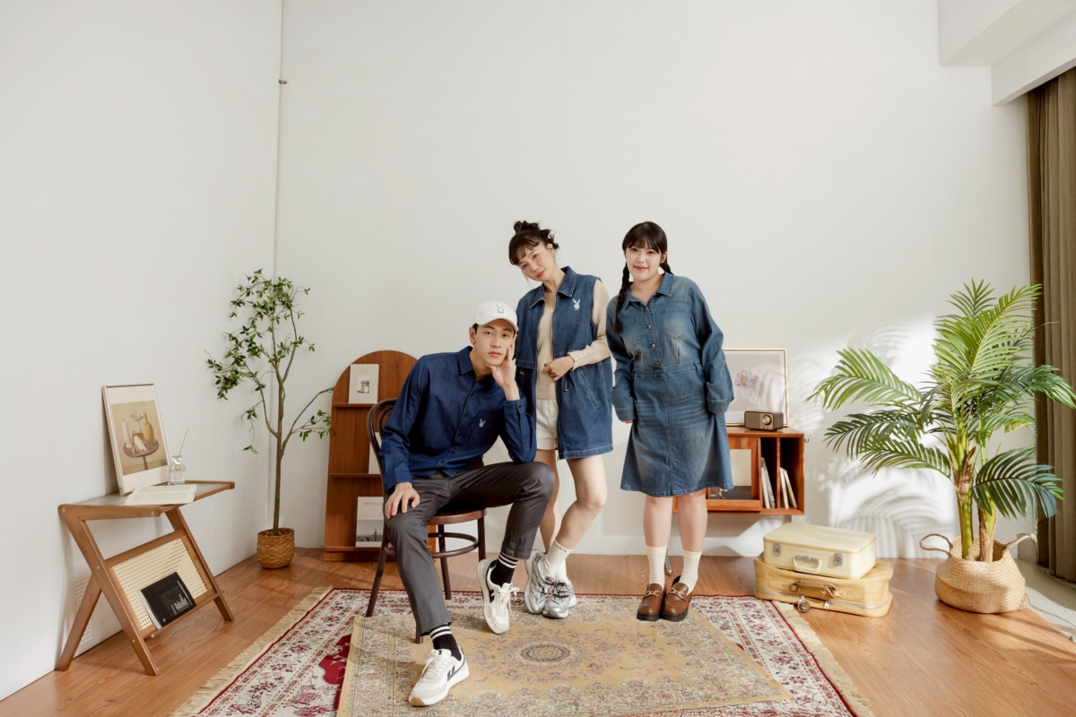 輕型牛仔長袖襯衫651-810(左)、立體剪裁丹寧長版背心752-070(中)、簡約刷色牛仔洋裝752-079(右)