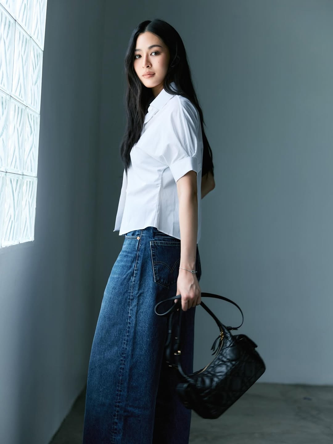 鄺玲玲搭配Dior D-Dream黑色大型籐格紋包款