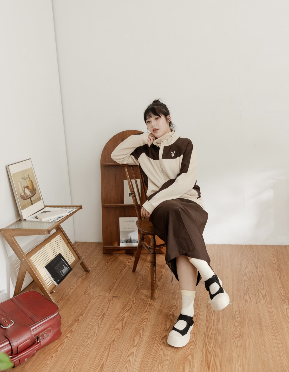 休閒推薦｜奶茶咖啡色塊率性外套(752-050)、咖啡色下擺抽繩工裝裙(752-058) —— 以大地色系營造沉穩氛圍，結合工裝細節，創造既輕鬆、休閒又不失時尚感的秋冬造型。