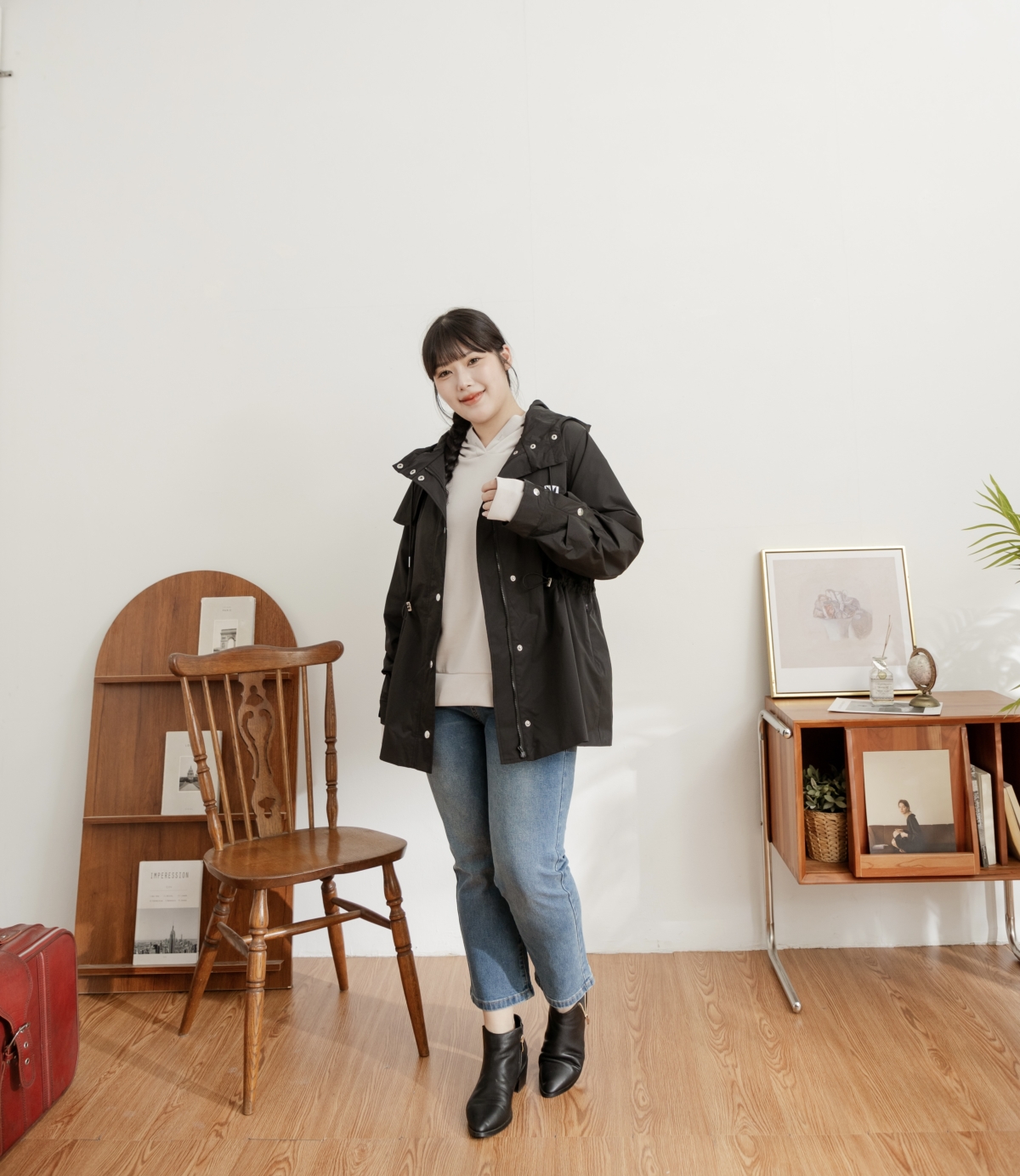 機能推薦｜多功能收腰風衣外套(752-049) —— 兼具防潑水、防汙、防風等功能，及時尚造型的收腰設計凸顯曲線，是都會女性秋冬衣櫥不可或缺的單品。