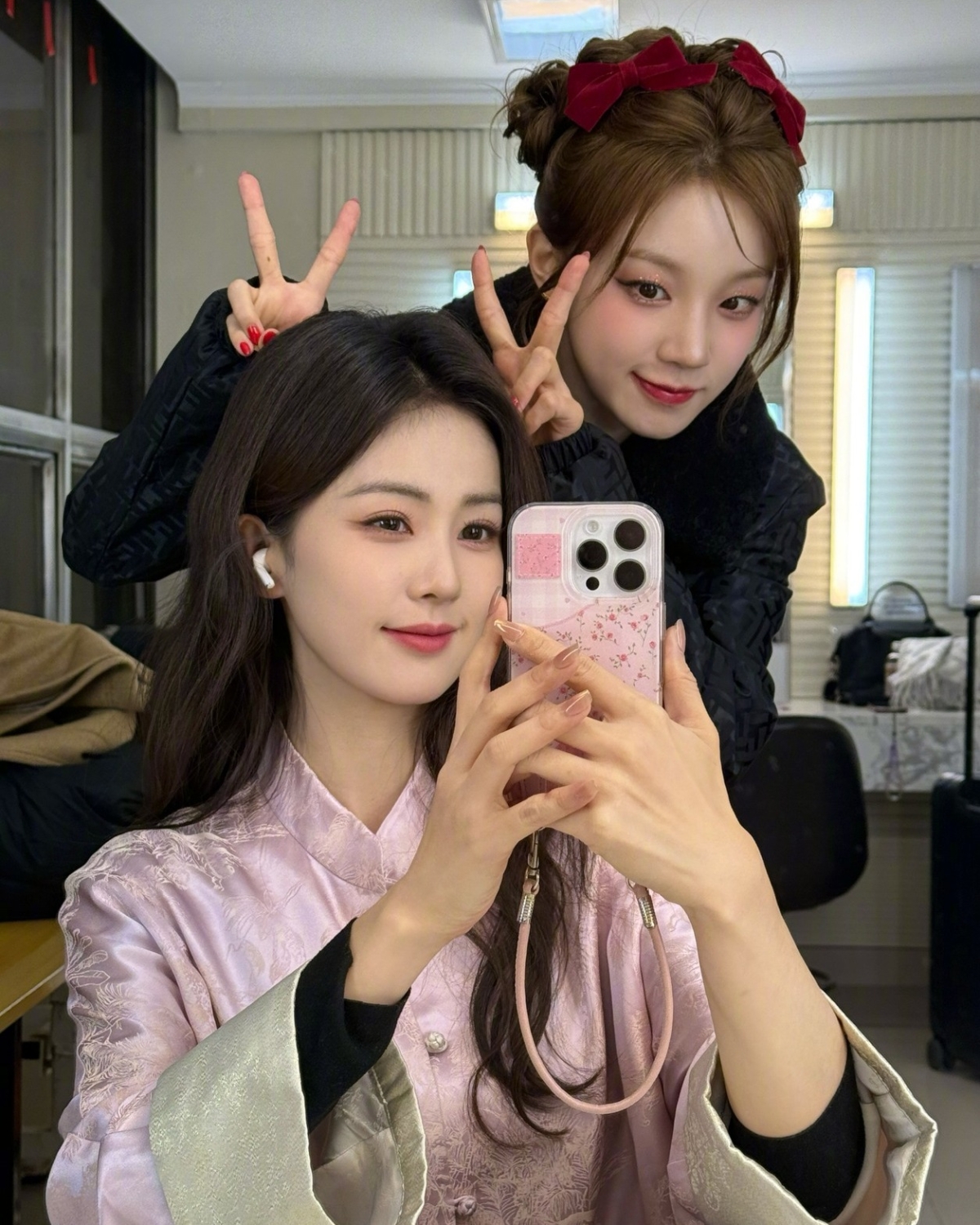 宋雨琦、白鹿私下性格俏皮可愛。