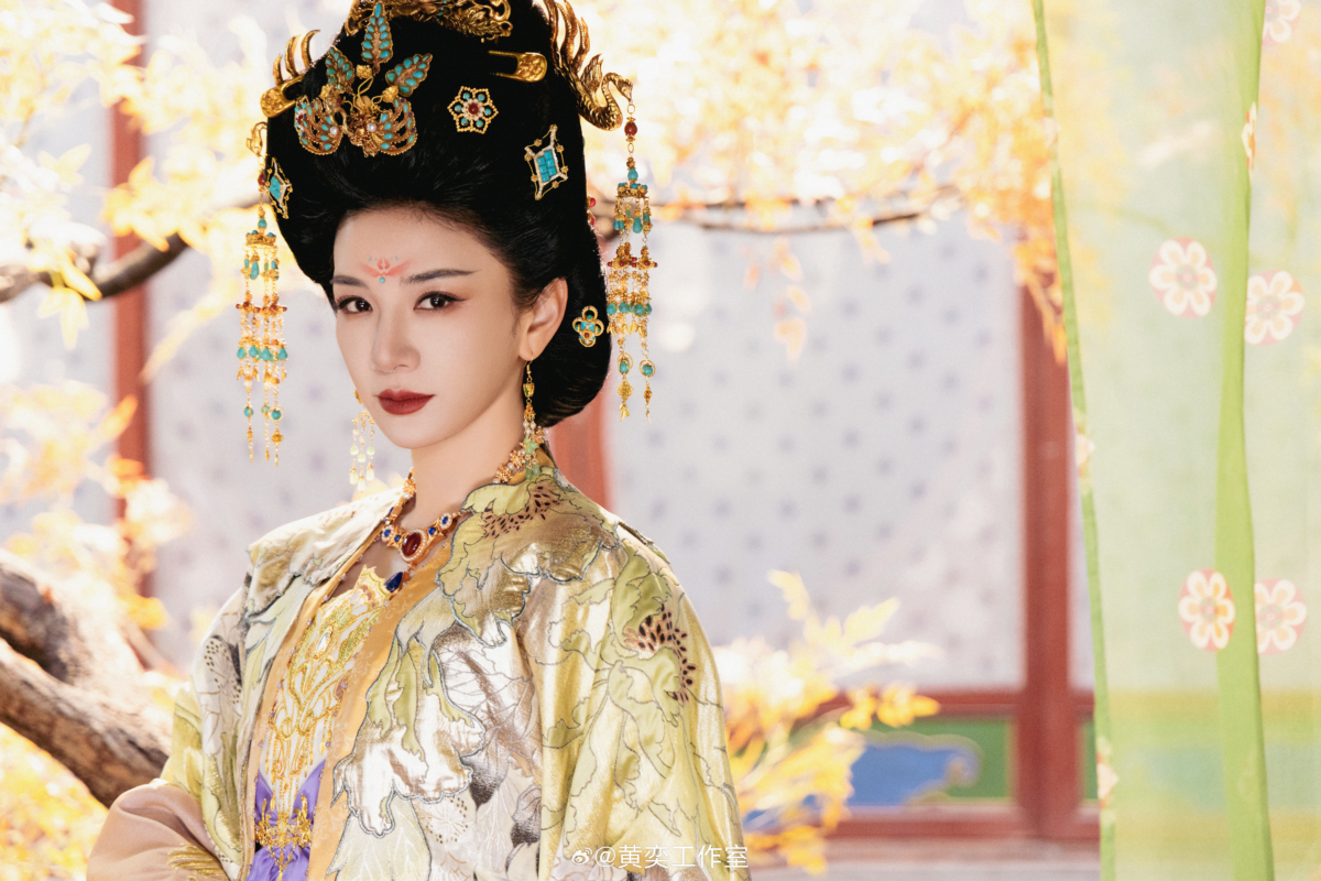 皇后 黃奕 飾演。