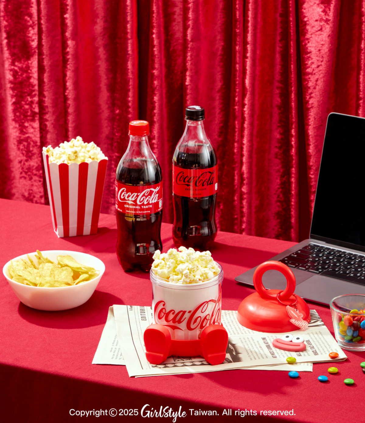 假日追劇的完美組合：造型杯裝滿香甜爆米花，搭配沁涼可口可樂，療癒指數瞬間拉滿！