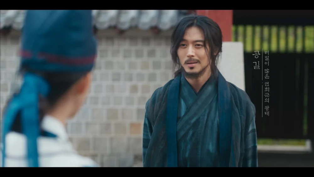 李周安在《暴君的廚師》中飾演李獻身邊神秘又帶點幽默的戲子「孔吉」