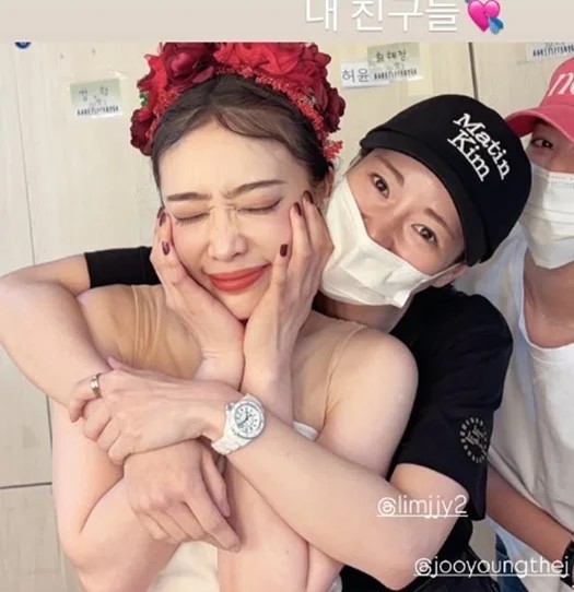 林智妍、車珠英為金赫拉出演音樂劇《Frida》加油打氣。