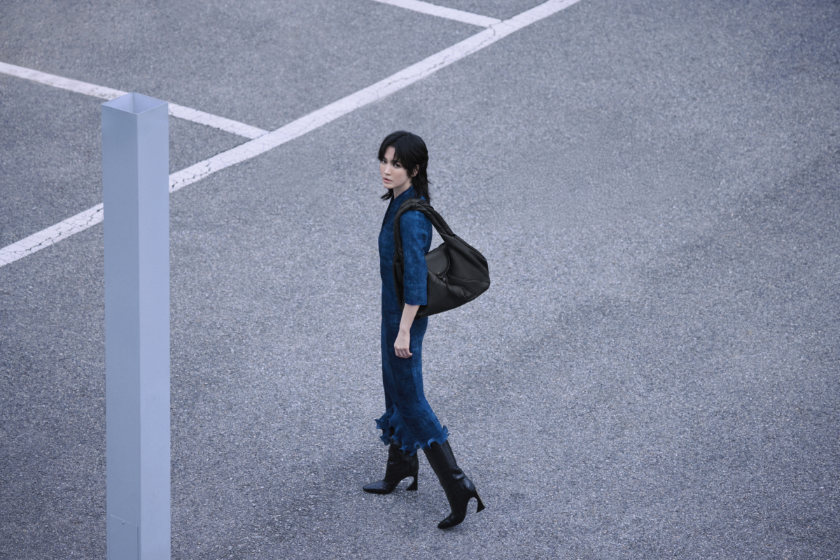 FENDI 攜手品牌大使宋慧喬推出數位宣傳廣告,以針織裙裝搭配長靴
