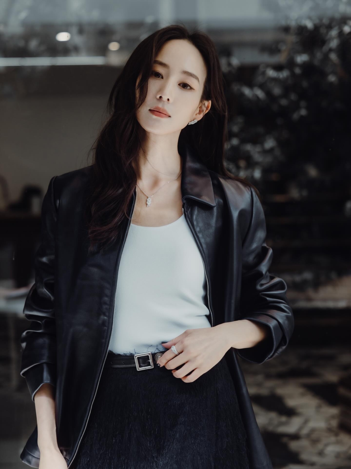 張鈞甯穿著皮革外套配戴FRED全新「CHANCE INFINIE」系列白金珠寶 