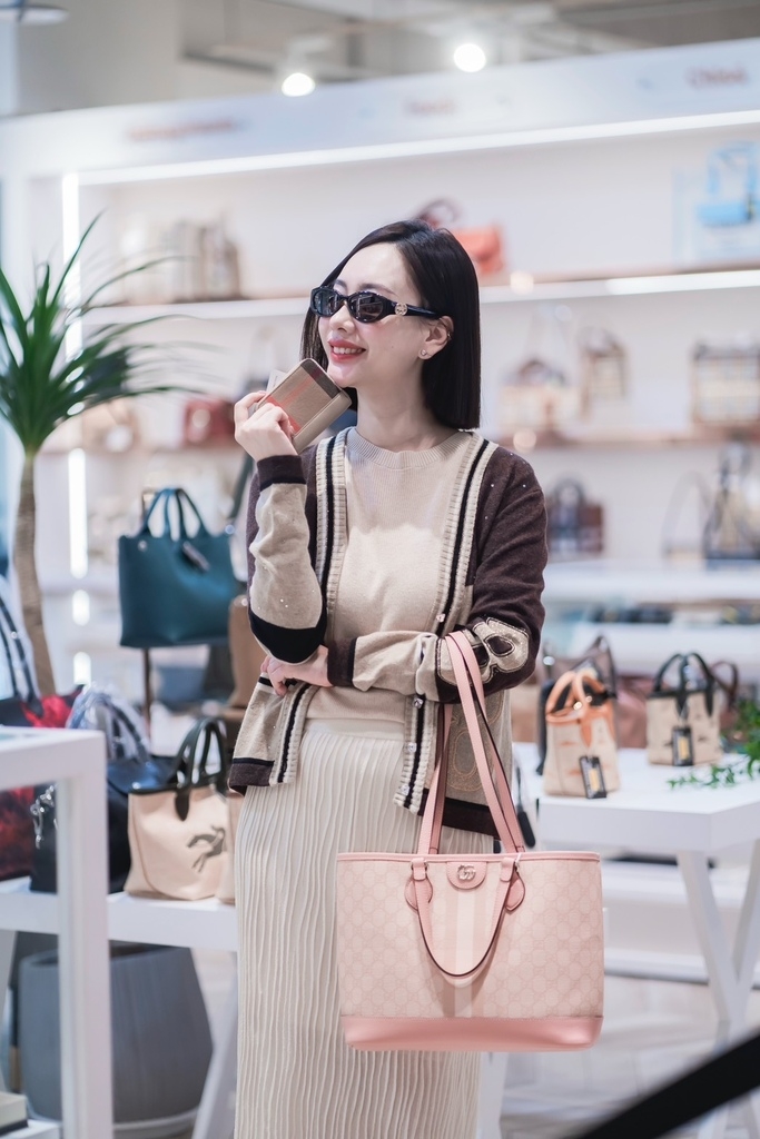 歐系品 牌皮夾，優惠 後只要 $8,999 萬元有找，現場更有其他歐 系休 閒商品至低百元 起,，現在入手真的出國買更划算 !