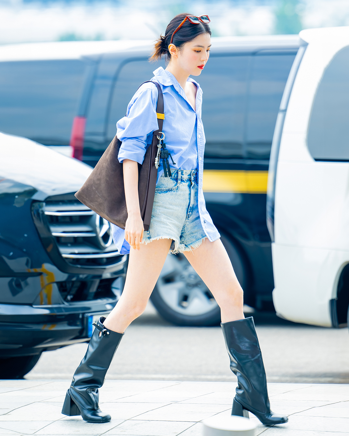 韓韶禧以 CHARLES & KEITH Robbie 粗跟長靴 打造機場時尚