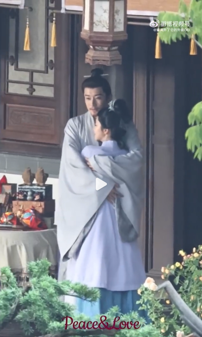 《蘭香如故》劉學義甜摟譚松韻,夫妻恩愛一生。