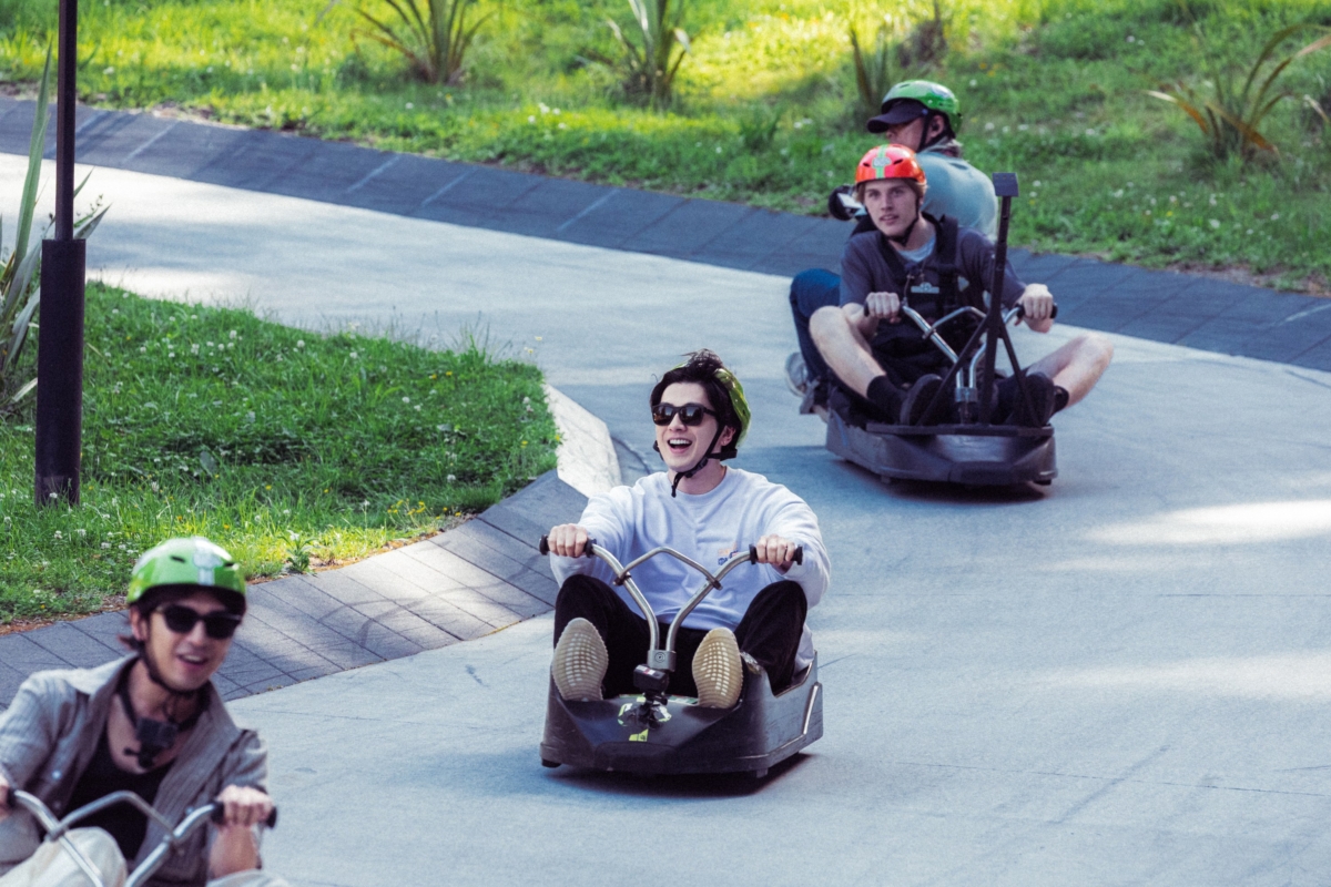 新田真劍佑在斜坡滑車上飆車