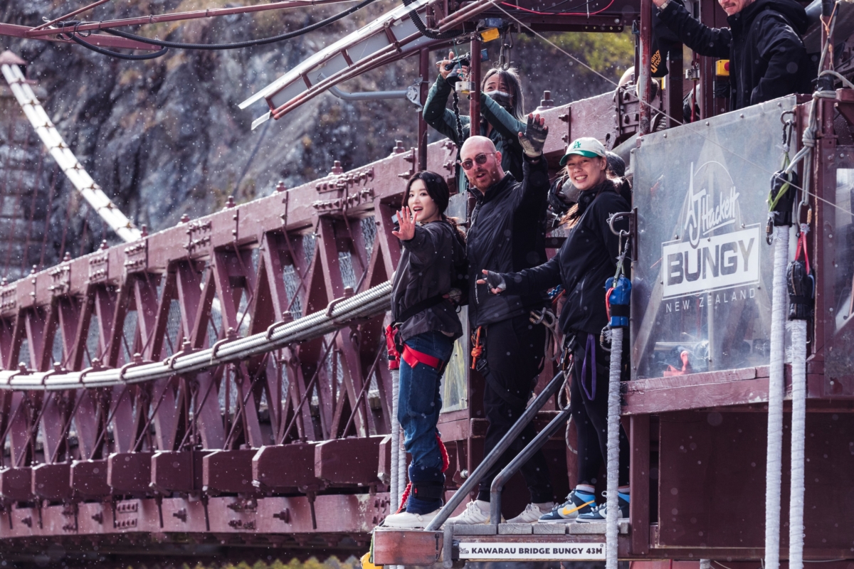 葉舒華(左)玩高空彈跳毫不畏懼,依然談笑風生